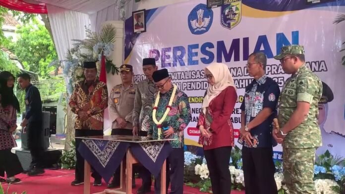 Menteri Pendidikan Dasar dan Menengah Prof. Abdul Mu’ti didampingi Bupati Demak Eisti'anah dan stakeholder terkait meresmikan hasil revitalisasi SD Negeri Wonorejo 2, Kecamatan Karanganyar, Kabupaten Demak, sebagai bagian dari program peningkatan mutu pendidikan nasional. (Foto:Sam)