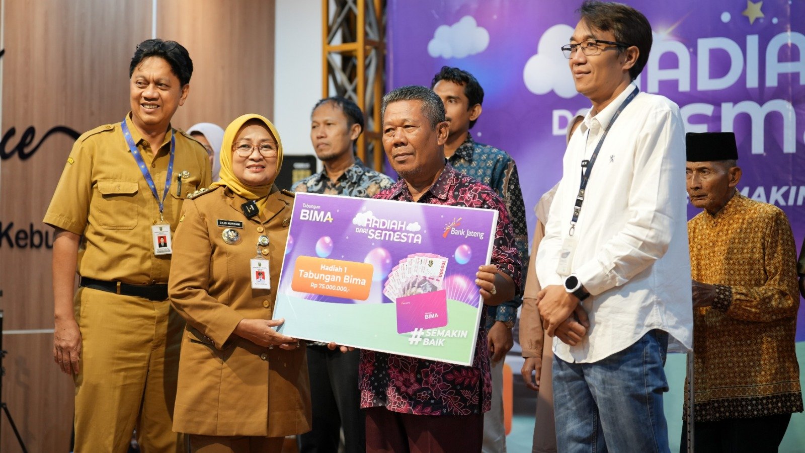 Bank Jateng Penyerahan secara simbolis hadiah undian Tabungan Bima Bank Jateng Periode 1 Tahun 2025 di Kantor Bank Jateng Cabang Kebumen, Selasa (30/12/2025). (Foto : Dok Bank Jateng)