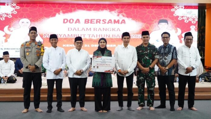 Menutup tahun 2025 Pemerintah Kabupaten Kendal berkolaborasi dengan Bank Jateng menghimpun dana kemanusiaan bagi korban bencana di Sumatra dalam acara doa bersama di Pendopo Tumenggung Bahurekso, Rabu (31/12/2025). (Foto : Dok Bank Jateng)