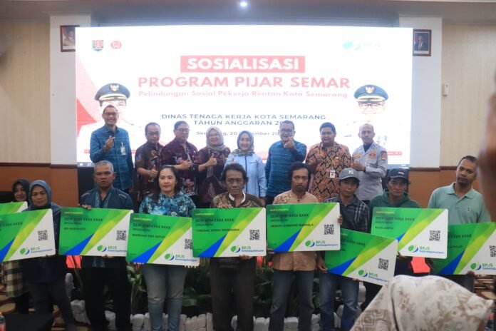 Bu Ngatimah, warga Kota Semarang menerima BPJS Ketenagakerjaan yang dibayarkan melalui skema gotong royong ASN Pemkot Semarang. (Foto : Dok Pemkot Semarang)