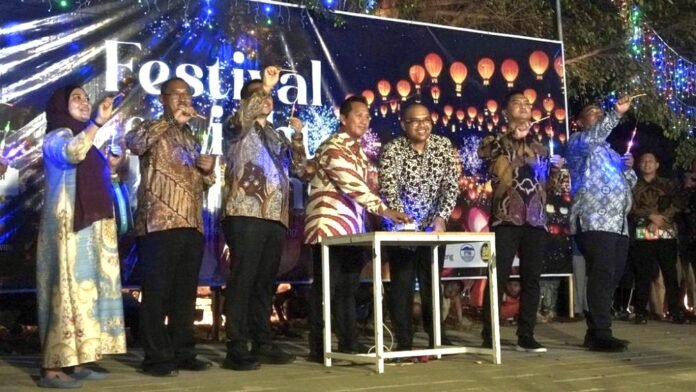 Bupati Batang Faiz Kurniawan (nomor 3 dari kanan) membuka acara Festival Light Batang 2025 pada Sabtu (27/12/2025) di Batang. (Dok. Pemkab Batang)