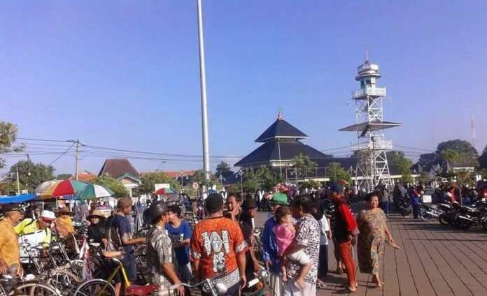 Ribuan wisatawan memadati kawasan wisata religi Masjid Agung Demak dan Makam Sunan Kalijaga selama libur Natal dan Tahun Baru 2025–2026, mengantarkan Kabupaten Demak masuk tiga besar tujuan wisata di Jawa Tengah. (Foto:Sam)