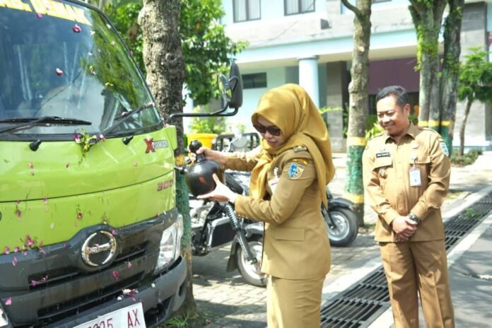 Bupati Demak Eisti’anah meresmikan dua unit dump truck baru milik Dinas Lingkungan Hidup Kabupaten Demak sebagai upaya memperkuat pelayanan pengangkutan sampah dan menjaga kebersihan lingkungan. (Foto:Sam)
