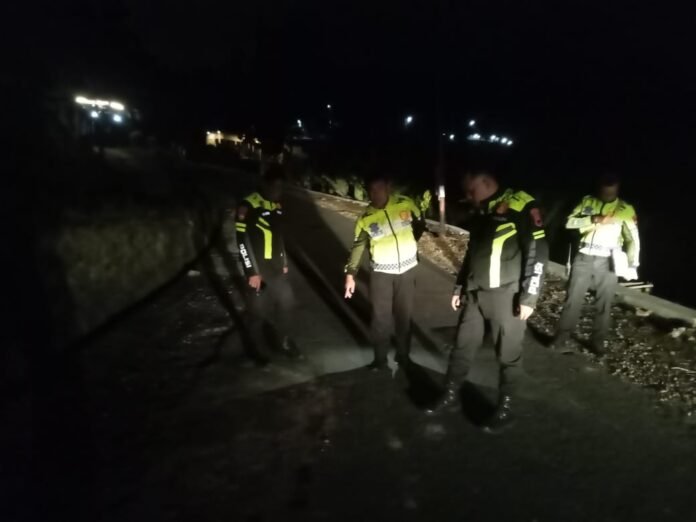 Unit Gakkum Sat Lantas Polres Karanganyar melakukan olah tempat kejadian perkara. (Foto : Dokumen Gakkum Polres Karanganyar)
