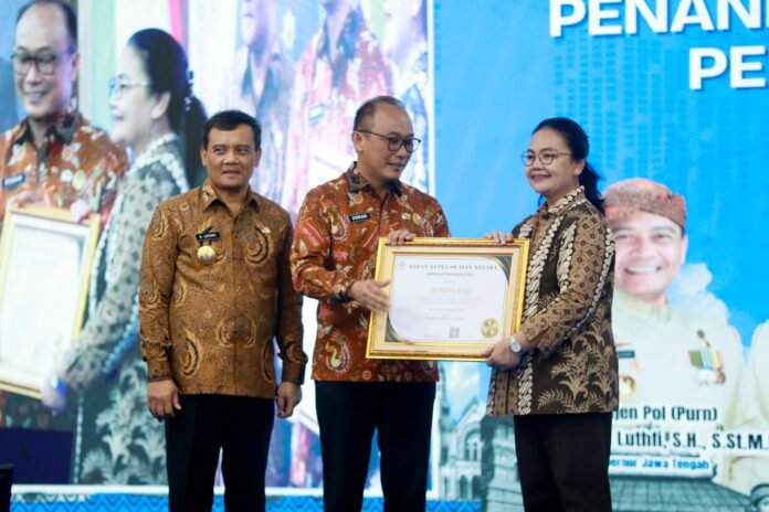 Wali Kota Semarang Agustina menerima Penghargaan Penerapan Manajemen Talenta dari Badan Kepegawaian Negara (BKN) Republik Indonesia dalam acara Penandatanganan Komitmen Bersama Pembangunan dan Penerapan Manajemen Talenta di Gedung Gradhika Bhakti Praja, Kamis (8/1/2025). (Foto : Dok Pemkot Semarang)