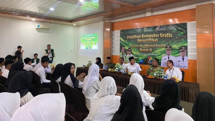 Bank Jateng Cabang Jepara bersinergi dengan Pemerintah Kabupaten Jepara dalam mencetak generasi muda yang cakap teknologi melalui dukungan penuh pada pelatihan komputer gratis bagi siswa SMK Islam Tsamrotul Huda, Desa Kecapi, Selasa (6/1/2026). (Foto : Dok Bank Jateng)