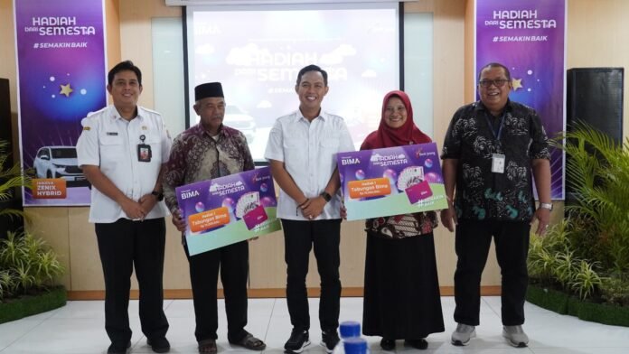 Bank Jateng Cabang Cilacap menyerahkan hadiah Undian Tabungan Bima Periode I Tahun 2025 pada Rabu (31/12/2025) di Kantor Bank Jateng Cabang Cilacap. (Foto : Dok Bank Jateng)