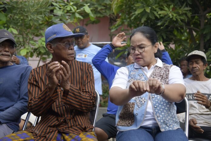 Temu Warga Lokal di wilayah Kecamatan Semarang Utara, Jumat (9/1/2025), Wali Kota Semarang, Agustina Wilujeng menyalurkan 400 paket sembako dengan sasaran satu paket untuk satu kepala keluarga. (Foto : Dok Pemkot Semarang)