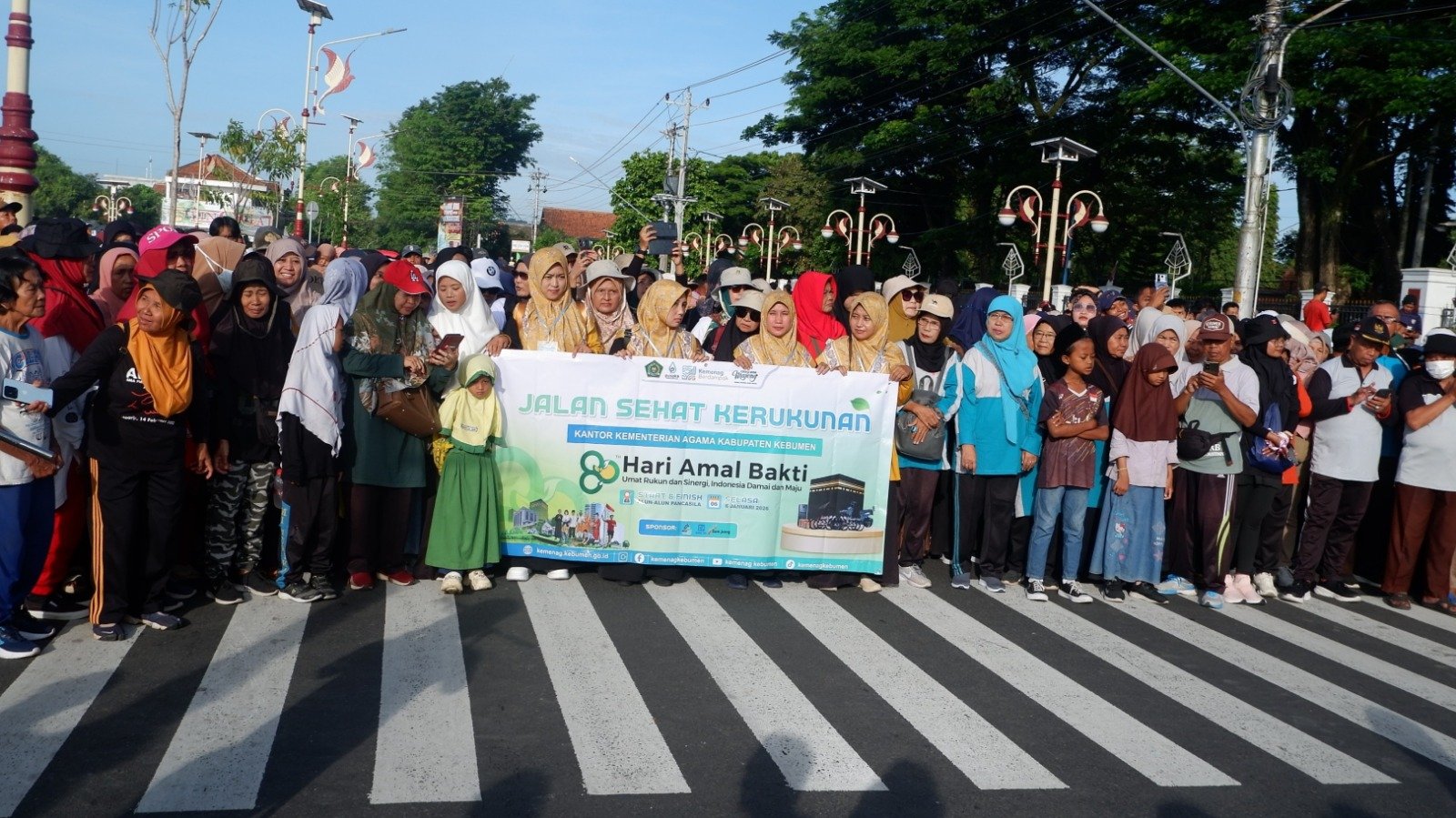 Bank Jateng Bank Jateng Cabang Kebumen memberikan dukungan pada gelaran Jalan Sehat Kerukunan dalam rangka memperingati Hari Amal Bakti (HAB) ke-80 Kementerian Agama RI, Selasa (6/1/2025). (Foto : Dok Bank Jateng)
