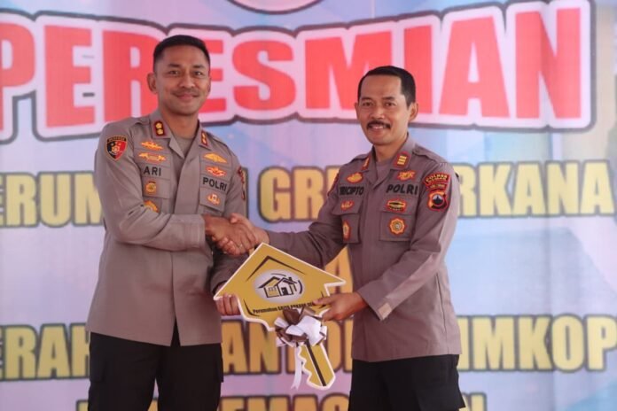 Kapolres Demak AKBP Ari Cahya Nugraha meresmikan Perumahan Bersubsidi Griya Arkana di Kelurahan Mangunjiwan, Kecamatan Demak, Sabtu (10/1/2026). (Foto:Sam)