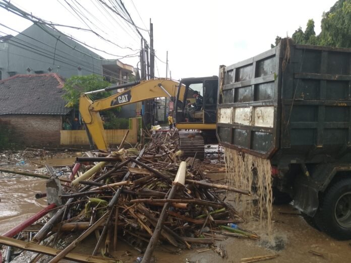 Pembersihan tumpukan kayu di sepanjang sungai. (Foto : Sam)