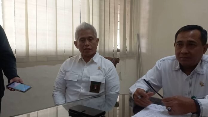Juru Bicara Pengadilan Negeri Niaga (PN) Semarang, Maryono dan Hadi Sunoto. (Foto:Kamal)