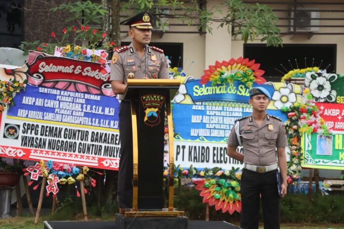 Kapolres Demak AKBP Ari Cahya Nugraha memimpin apel terakhir menjelang serah terima jabatan (sertijab), diikuti seluruh personel Polres Demak di Lapangan Wicaksana Laghawa, Senin (12/1/2026). (Foto:Sam)