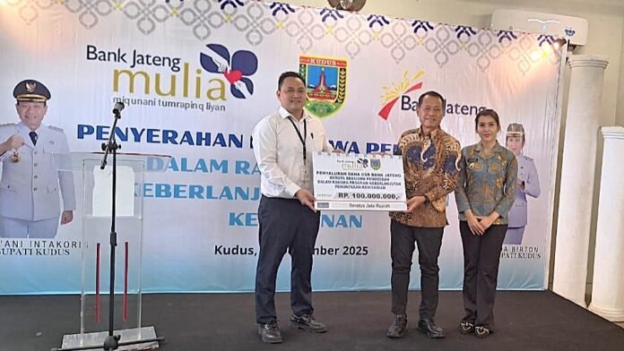 Bank Jateng berkolaborasi dengan Pemerintah Kabupaten Kudus menyalurkan bantuan pendidikan sebesar Rp100 juta yang ditujukan bagi 100 pelajar jenjang SD dan SMP pada Selasa (30/12/2025) di Gedung Pusat Belajar Guru (PBG) Kudus. (Foto : Dok Bank Jateng)