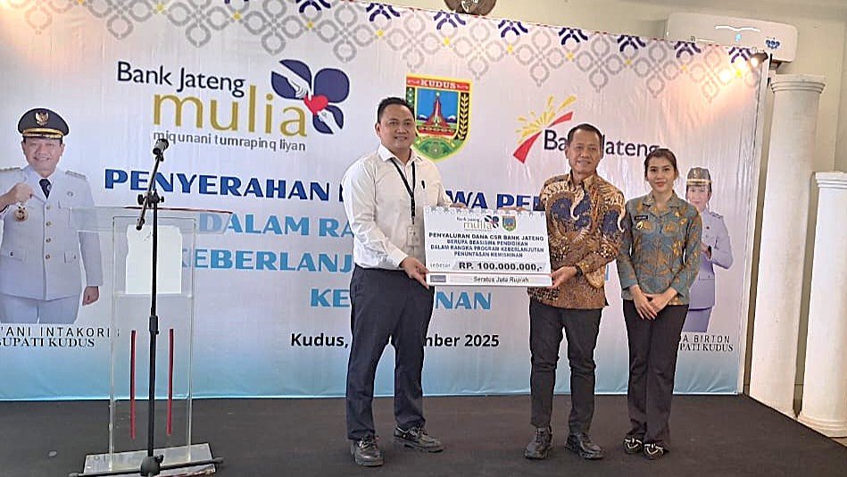 Bank Jateng Bank Jateng berkolaborasi dengan Pemerintah Kabupaten Kudus menyalurkan bantuan pendidikan sebesar Rp100 juta yang ditujukan bagi 100 pelajar jenjang SD dan SMP pada Selasa (30/12/2025) di Gedung Pusat Belajar Guru (PBG) Kudus. (Foto : Dok Bank Jateng)