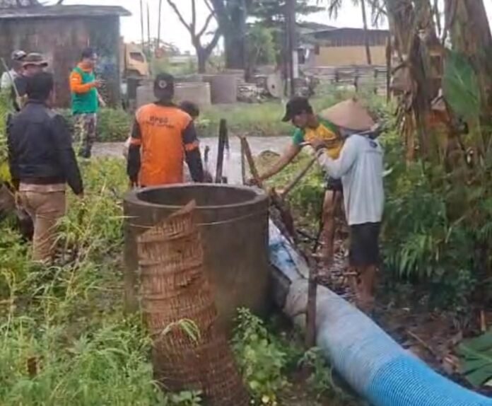 BPBD Demak menerjunkan pompa air berkapasitas besar bantuan BPBD Provinsi Jawa Tengah untuk mempercepat penyurutan genangan banjir di Desa Wonorejo, Kecamatan Karanganyar. (Foto:Sam)