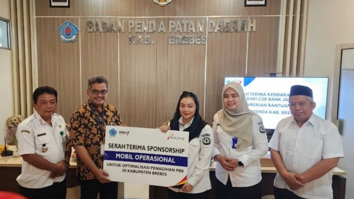 Pemimpin Bank Jateng Cabang Brebes, Edwinirwan Senoaji, menyerahkan simbolis mobil operasional Toyota Rush GR kepada Bupati Brebes Hj. Paramitha Widya Kusuma di Kantor Bapenda Kabupaten Brebes, Rabu (24/12/2025). (Foto : Dok Bank Jateng)