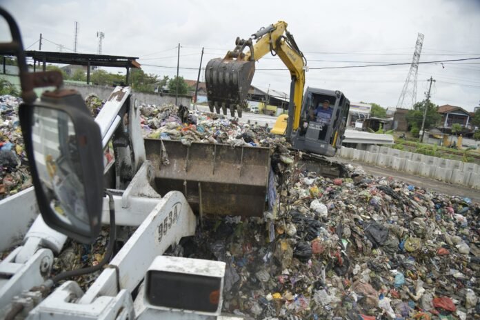 Pemkot Semarang bergerak cepat melakukan penanganan terhadap sampah yang menggunung di TPS Muktiharjo Kidul. (Foto : Dok Pemkot Semarang)