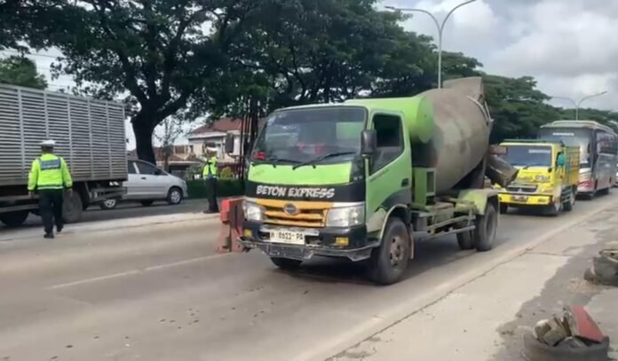 Arus lalu lintas di Jalur Pantura Kudus–Demak terpantau padat akibat perbaikan jalan di wilayah Trengguli, Demak, Jumat (16/1). Polisi memberlakukan sistem contraflow untuk mengurai kemacetan. (Foto:Sam)