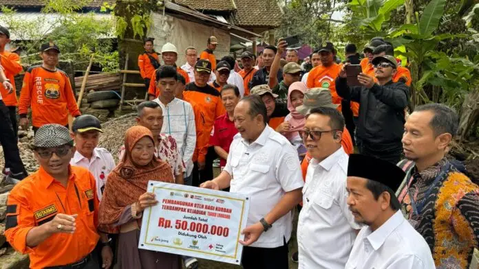Bank Jateng memberikan bantuan bagi warga terdampak bencana di Kabupaten Karanganyar. Penyerahan bantuan dilakukan secara simbolis oleh Bupati Karanganyar Rober Christanto pada Rabu (14/1/2026). (Foto : Dok Bank Jateng)