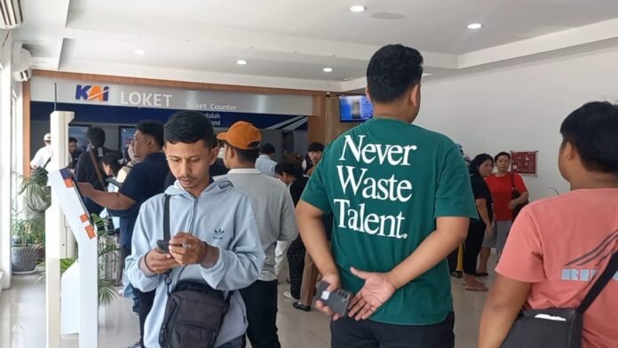 Suasana proses pengembalian tiket di Stasiun Tawang, Senin (19/1/2026). (Foto:Kamal)