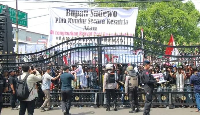 Warga saat melakukan aksi Demonstrasi terhadap Bupati Pati, Sudewo Agustus 2025. (Foto:Dok JN)