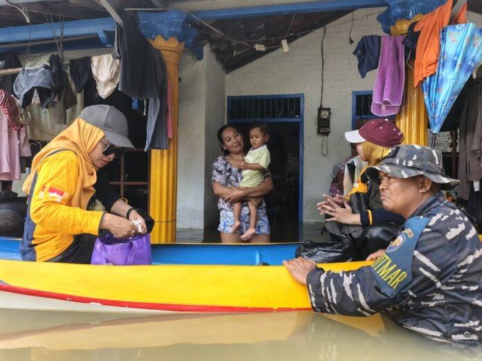Pangkalan TNI AL Semarang (Lanal Semarang) terus berkomitmen memberikan dukungan maksimal dalam upaya penanganan banjir di Kabupaten Pati. Senin (19/1/2026). (Foto : Dok Lanal Semarang)