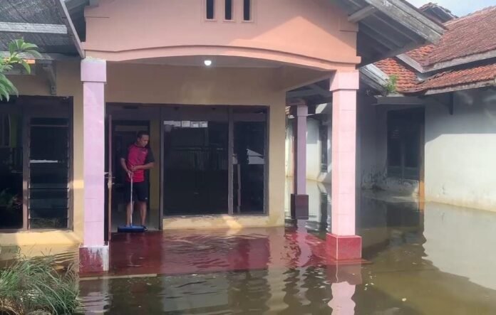 Genangan air masih terlihat di sekitar permukiman warga Dukuh Kedung Banteng, Demak, meski banjir berangsur surut seiring cuaca cerah dan hujan yang mulai reda. (Foto:Sam)