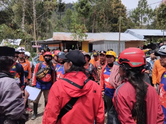 Tim SAR Gabungan pada hari ketiga terus melakukan pencarian terhadap korban pendaki Bukit Mongkrang. (Foto : Iwan)