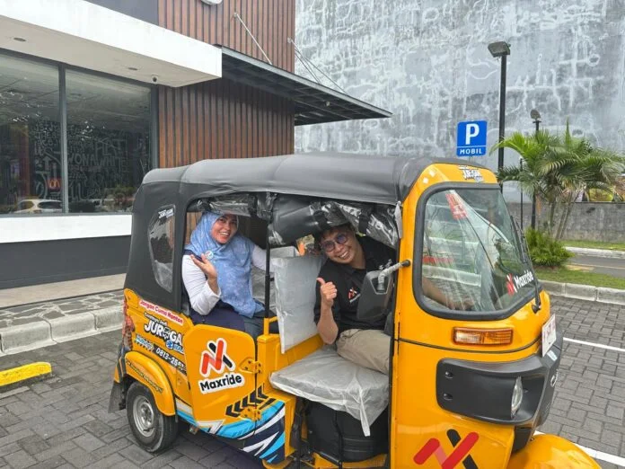 Maxride menghadirkan display unit Bajaj agar para kepala sekolah dapat melihat langsung bentuk, ukuran, dan fasilitas kendaraan. (Foto : Dok Maxride)