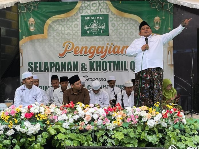 Ketua DPRD Kabupaten Demak Zayinul Fata memberikan sambutan dalam pengajian selapanan dan khotmil Qur’an Muslimat NU Kecamatan Bonang, menekankan pentingnya Al-Qur’an sebagai pedoman spiritual dan perekat harmoni sosial umat. (Foto: Sam)