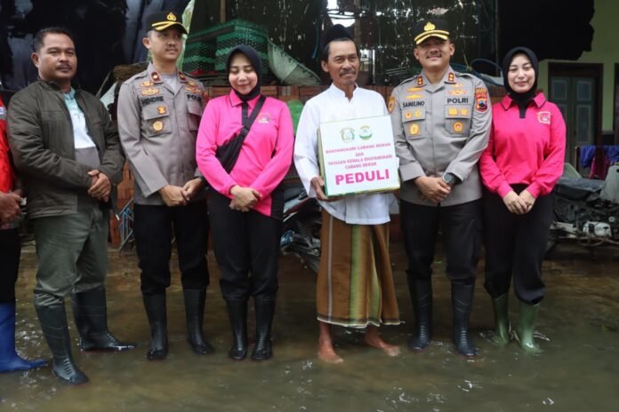 Jajaran Polres Demak menyalurkan bantuan sembako kepada warga terdampak banjir di Kabupaten Demak, Kamis (22/1/2026). (Foto:Sam)