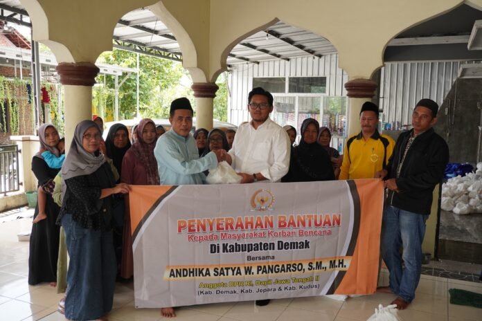Anggota DPR RI Andika Satya Wasistho menyerahkan bantuan 1.000 paket sembako kepada warga terdampak banjir di Kabupaten Demak, Sabtu (24/1/2026). Bantuan disalurkan ke sejumlah wilayah terdampak guna meringankan beban masyarakat pascabanjir. (Foto:Sam)
