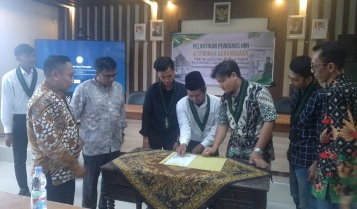 Pelantikan pengurus baru HMI Komisariat Sultan Fatah Kabupaten Demak periode 2026–2027 digelar di Kantor Kesbangpol Demak, Sabtu (24/1/2026). (Foto:Sam)