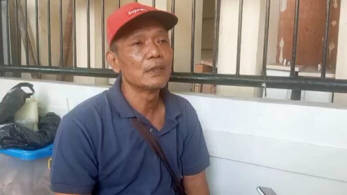 Sumarlan, pekerja media yang menggugat Suara Merdeka bersama keempat temannya melalui Dinas Tenaga Kerja (Disnaker) Kota Semarang. (Foto: wartawan magang Jatengnews.id Dimas Nurhidayat Anis Irfa'ati)