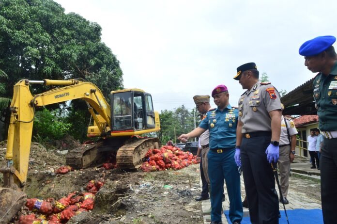 Pemusnahan ribuan karung bawang bombay impor ilegal di Kota Semarang, Jawa Tengah, Senin (26/1/2026). (Foto : Dok Lanal Semarang)