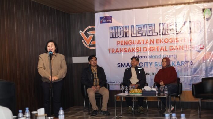 Bank Jateng mendukung percepatan digitalisasi dan penguatan ekosistem ekonomi digital di daerah melalui sinergi bersama Pemerintah Kota Surakarta dalam kegiatan High Level Meeting bertema “Penguatan Ekosistem Transaksi Digital dan IETPD dalam Mendukung Smart City Surakarta” yang diselenggarakan di Wonosobo Sunrise Point pada Jumat, (9/1/2026). (Foto : Dok Bank Jateng)
