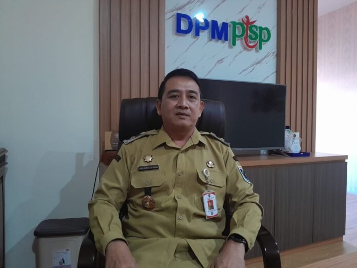 Kepala DPMPTSP Kabupaten Demak, Umar Surya Suksmana, menyampaikan capaian realisasi investasi Kabupaten Demak tahun 2025 yang menempatkan Demak di peringkat 3 tertinggi se-Provinsi Jawa Tengah. (Foto:Sam)