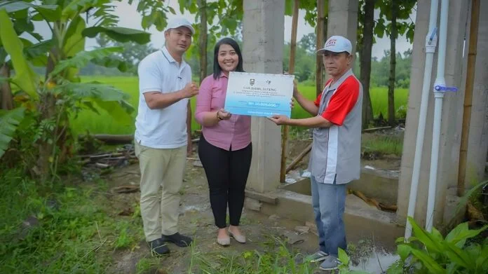 Bupati Boyolali Agus Irawan bersama Pemimpin Bank Jateng Cabang Boyolali Umi Laila Sholichah menyerahkan bantuan CSR Bank Jateng berupa pembangunan sumur dalam senilai Rp50 juta di Desa Sempulur, Kecamatan Karanggede, Boyolali, Jumat (23/1/2026), sebagai upaya peningkatan akses air bersih. (Foto : Dok Bank Jateng)