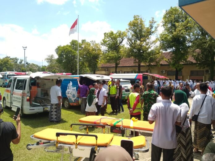 Puluhan siswa SMAN 2 Kudus dievakuasi menggunakan ambulans ke sejumlah rumah sakit setelah mengalami dugaan keracunan usai mengonsumsi menu Makan Bergizi Gratis (MBG). (Foto:Sam)