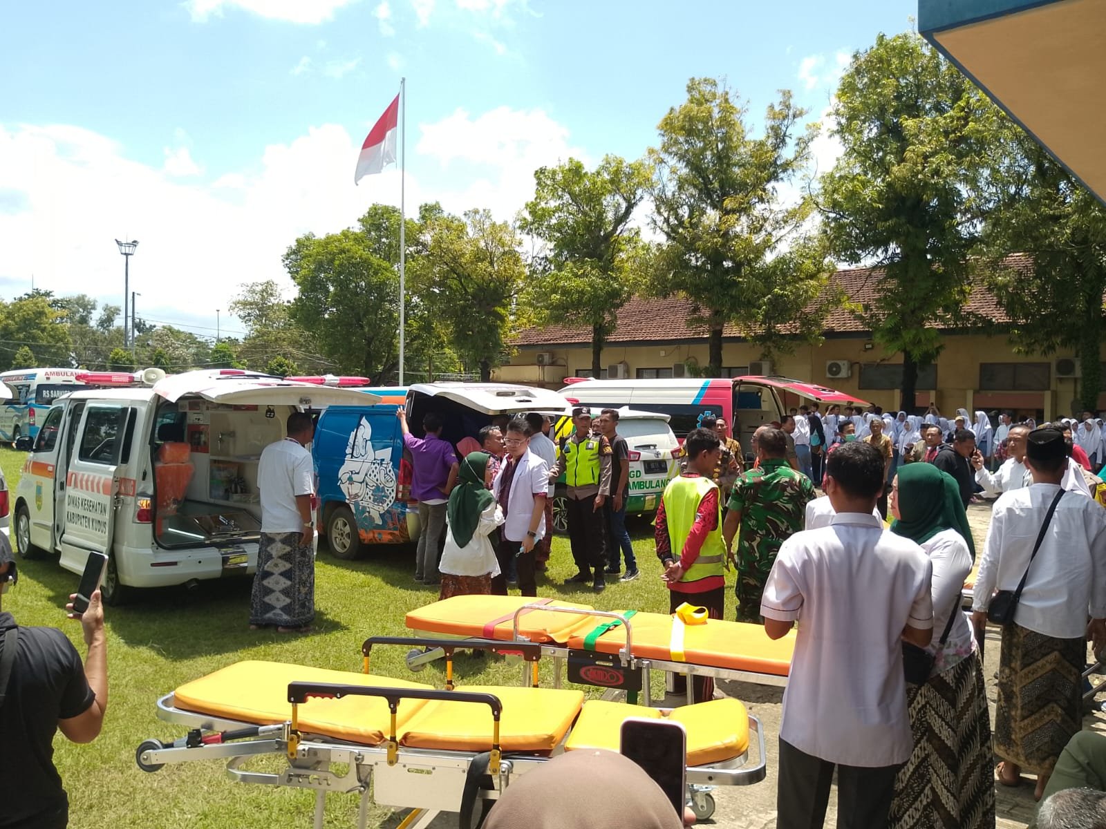 SMA 2 Kudus Puluhan siswa SMAN 2 Kudus dievakuasi menggunakan ambulans ke sejumlah rumah sakit setelah mengalami dugaan keracunan usai mengonsumsi menu Makan Bergizi Gratis (MBG). (Foto:Sam)