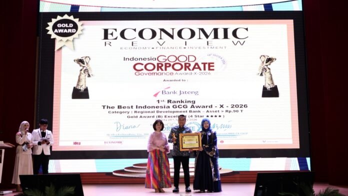 Kepala Divisi Kepatuhan dan APU PPT Bank Jateng, Mirza Koerniadi mewakili Bank Jateng dalam menerima penghargaan 1st Ranking - The Best Indonesia GCG Award - X – 2026 di Auditorium Lantai 2, Perpustakaan Nasional RI, Jl. Medan Merdeka Selatan, Jakarta Pusat pada Jumat, (23/1/2026). (Foto : Dok Bank Jateng)