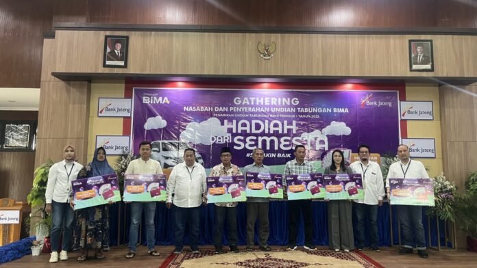 Bank Jateng Cabang Purwodadi menggelar acara Gathering Nasabah dan Penyerahan Hadiah Undian Tabungan Bima Periode 1 Tahun 2025 yang berlangsung pada Senin, 26 Januari 2026 di Aula Balai Latihan Kerja (BLK) Grobogan. (Foto : Dok Bank Jateng)