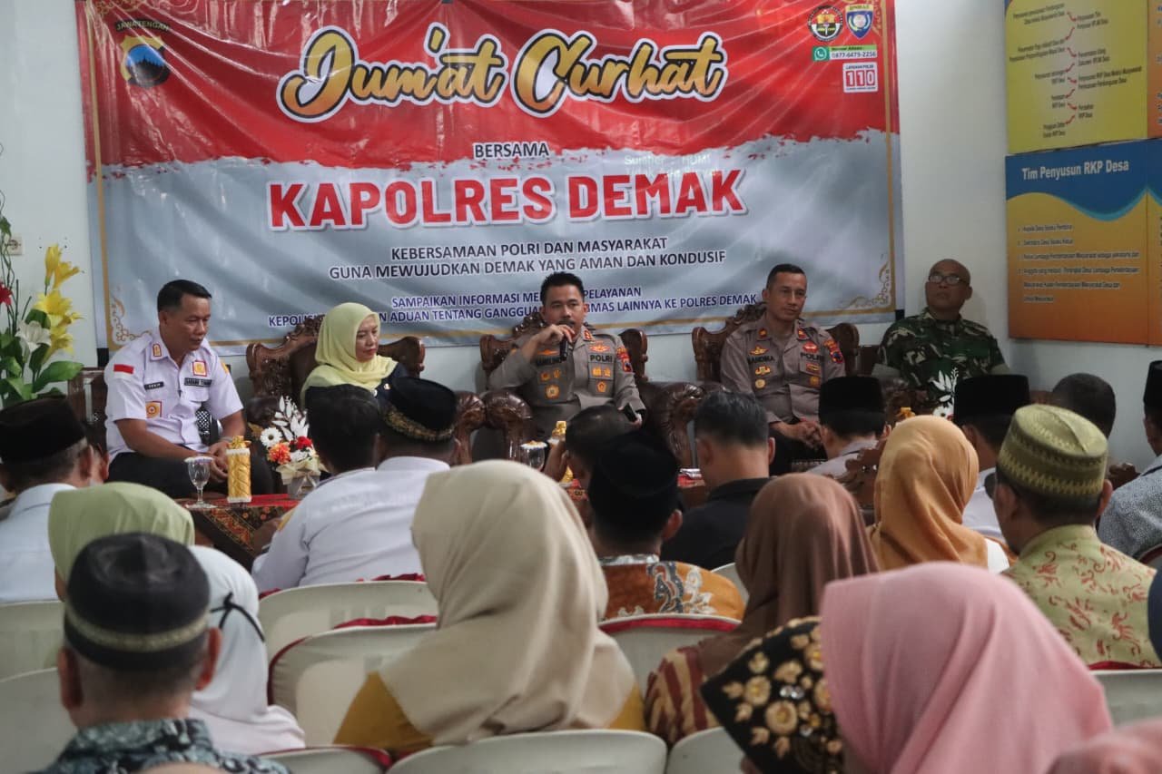 Polres Demak Kapolres Demak AKBP Arrizal Samelino Gandasaputra berdialog langsung dengan warga Desa Donorejo dalam program Jum’at Curhat, ajak masyarakat aktif jaga keamanan dan laporkan gangguan Kamtibmas, Jumat (30/1/2026). (Foto:Sam)