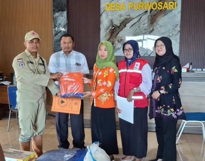 BPBD Kabupaten Demak bersama PMI menyalurkan bantuan logistik kepada warga terdampak musibah rumah roboh di Desa Bedono dan Desa Purwosari, Kecamatan Sayung. (Foto:Sam)