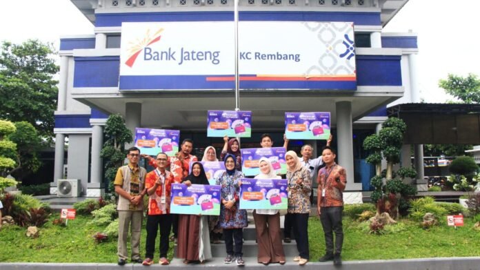 Bank Jateng Cabang Rembang secara resmi menyerahkan hadiah Undian Tabungan Bima Periode I Tahun 2025 sebagai wujud apresiasi atas loyalitas para nasabah pada Selasa (21/1) di Kantor Bank Jateng Cabang Rembang. (Foto : Dok Bank Jateng)