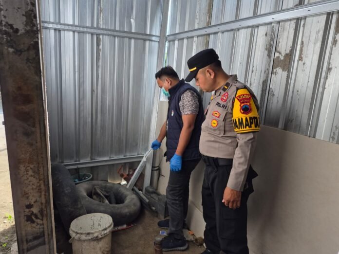 Petugas Polres Demak saat melakukan pengecekan di lokasi kejadian anak tersengat listrik di Desa Kuripan, Kecamatan Karangawen, Jumat (30/1/2026). Peristiwa tersebut mengakibatkan seorang bocah berusia 8 tahun meninggal dunia. (Foto:Sam)