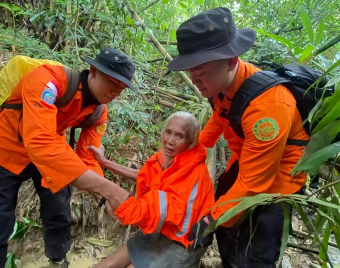 Basarnas beserta Tim SAR Gabungan berhasil menemukan Wakijem, seorang nenek berusia 84 tahun warga Kalialang Baru RT.11/07 Kelurahan Sukorejo Kecamatan Gunungpati Kota Semarang. (Foto : Dok Basarnas)