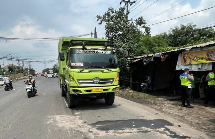 Unit Gakkum Sat Lantas Polres Karanganyar saat olah TKP. (Foto Unit Gakkum)