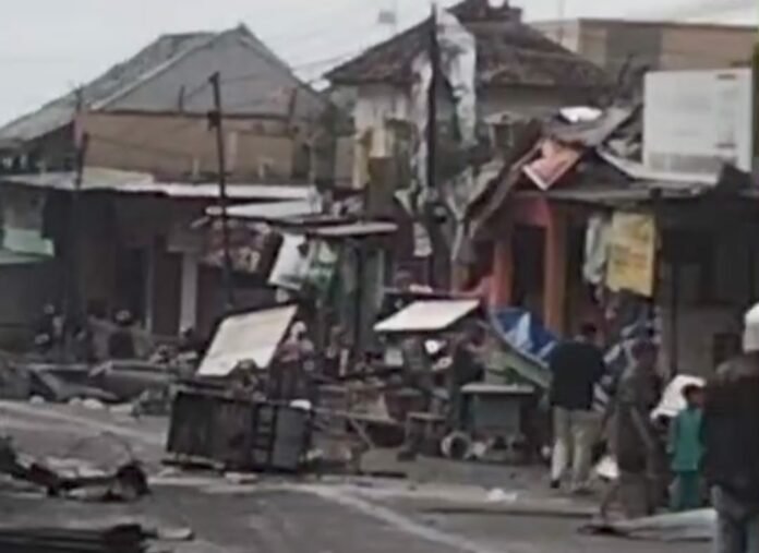 Tangkapan layar lapak pedagang porak poranda diterjang puting beliung. (Foto : Ist)